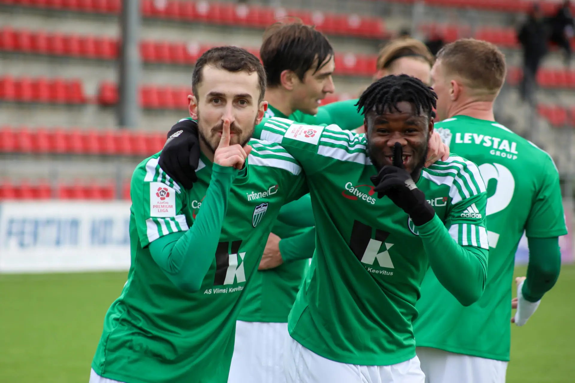 FCI Levadia ja Pärnu Vaprus intensiivne futbolimäng fännide toega.